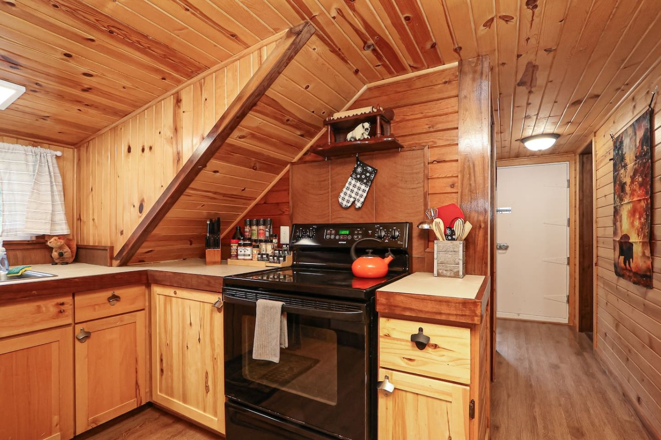 Unique Wood Loft Escape, Lake Views, 1BD/1BTH