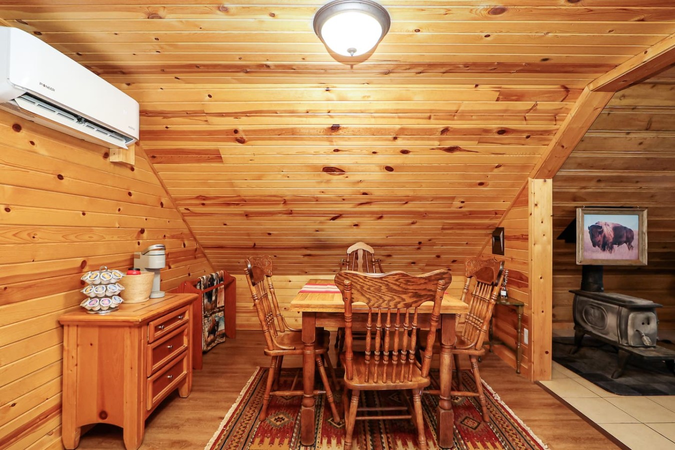 Unique Wood Loft Escape, Lake Views, 1BD/1BTH