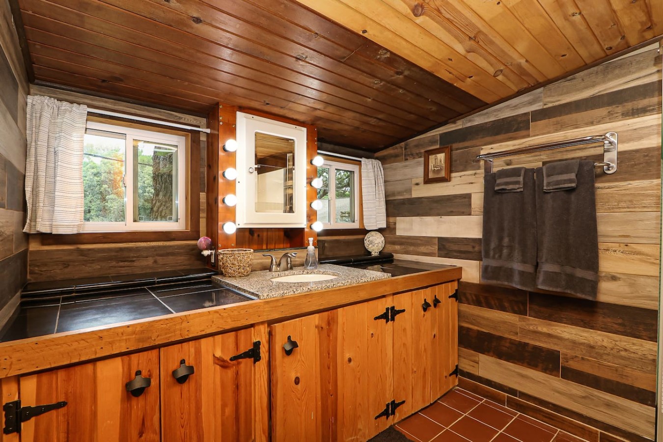 Unique Wood Loft Escape, Lake Views, 1BD/1BTH