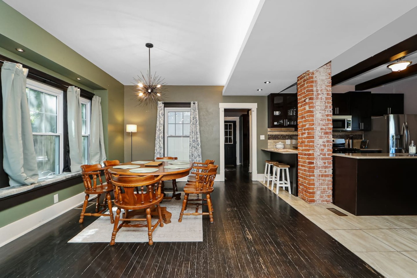 Unique & Cozy 3BD/2.5BA Home, Screened Porch, Loft