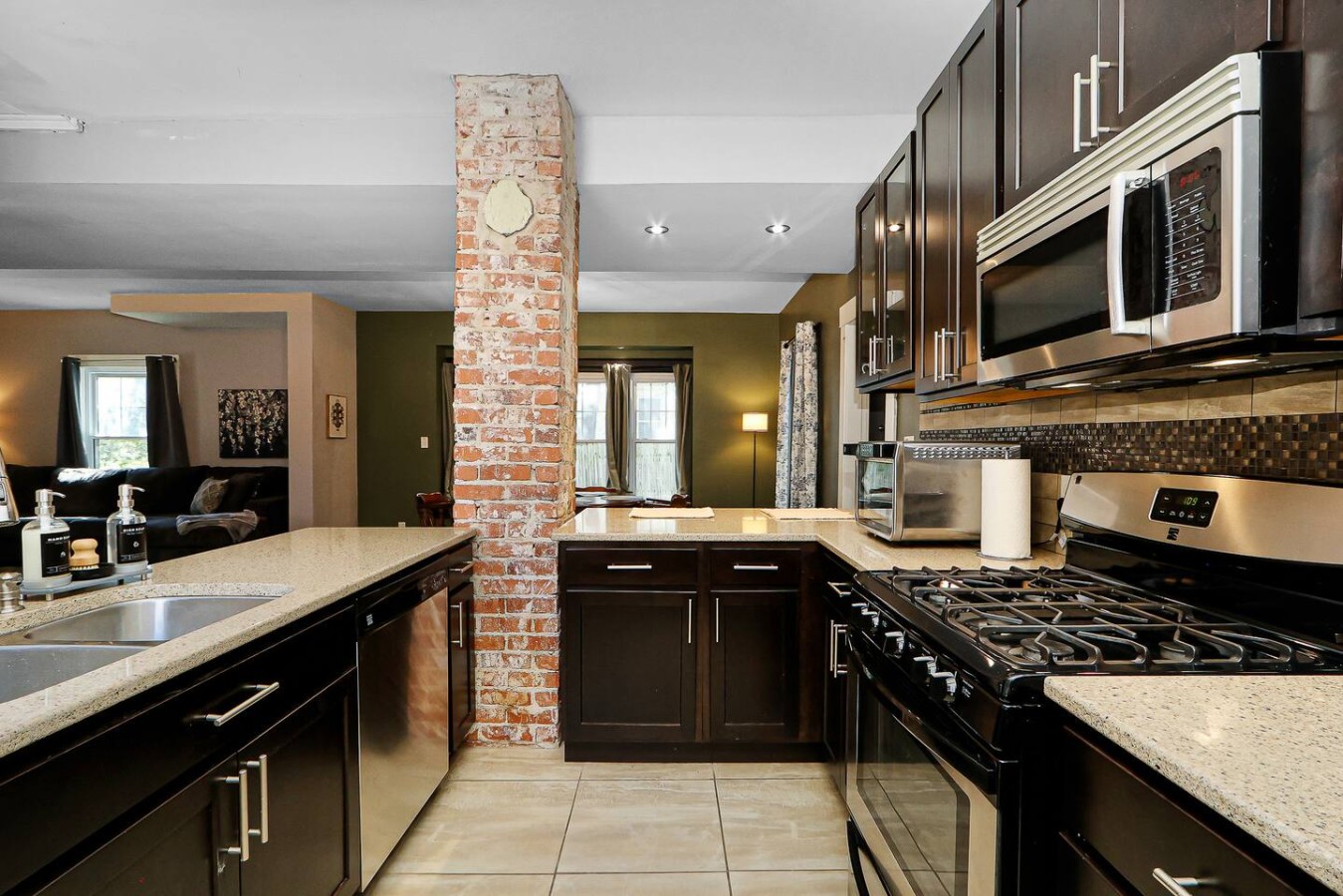 Unique & Cozy 3BD/2.5BA Home, Screened Porch, Loft