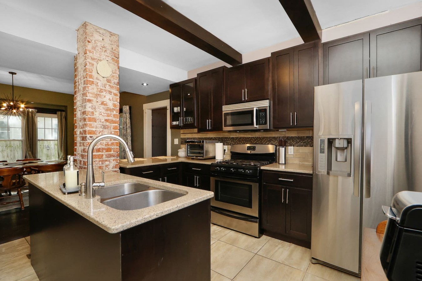 Unique & Cozy 3BD/2.5BA Home, Screened Porch, Loft