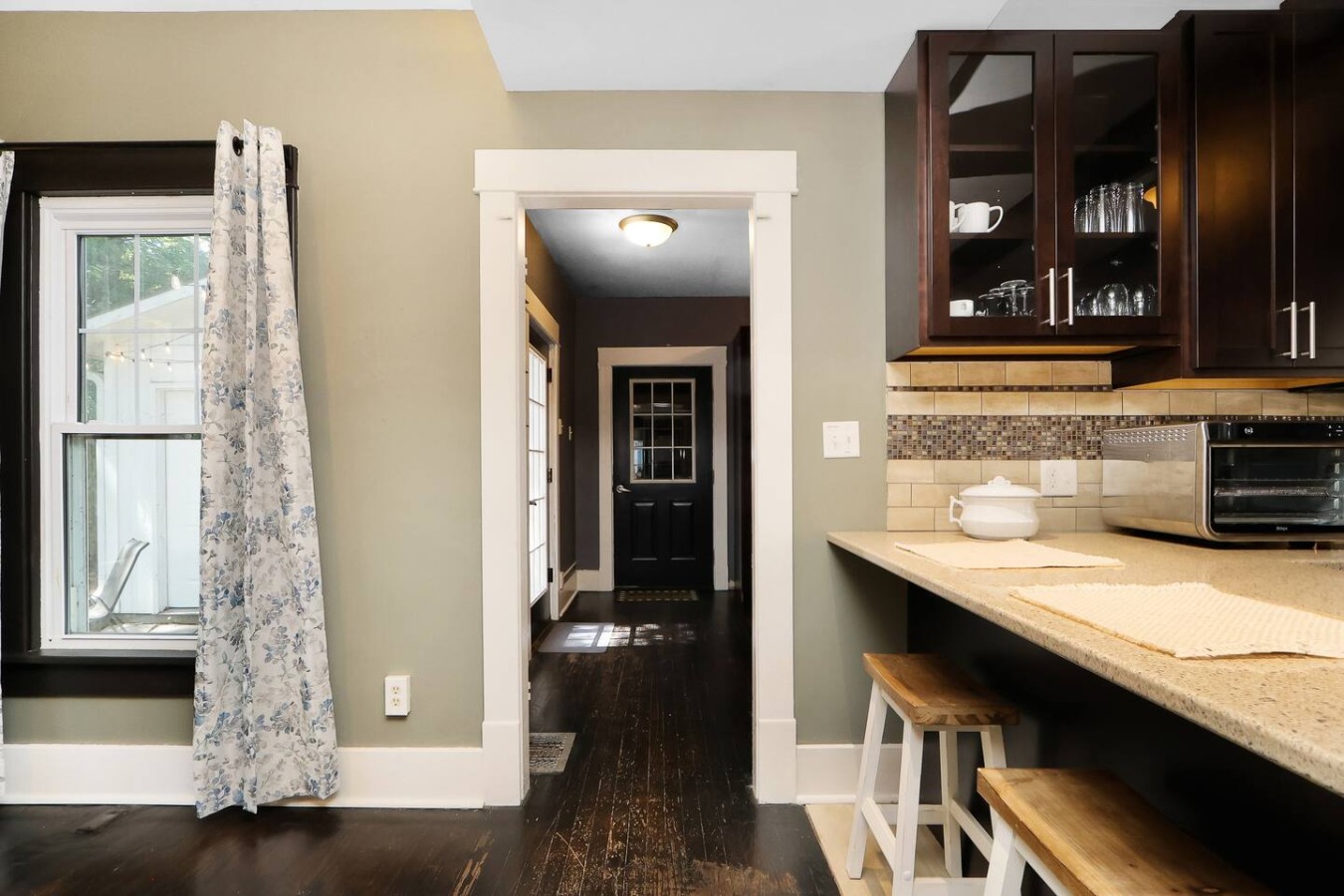 Unique & Cozy 3BD/2.5BA Home, Screened Porch, Loft