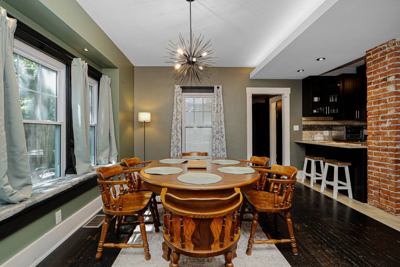 Unique & Cozy 3BD/2.5BA Home, Screened Porch, Loft