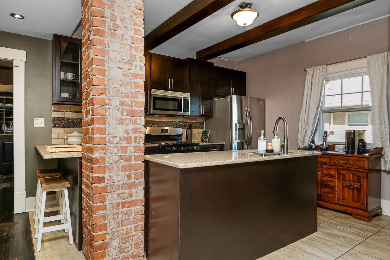 Unique & Cozy 3BD/2.5BA Home, Screened Porch, Loft