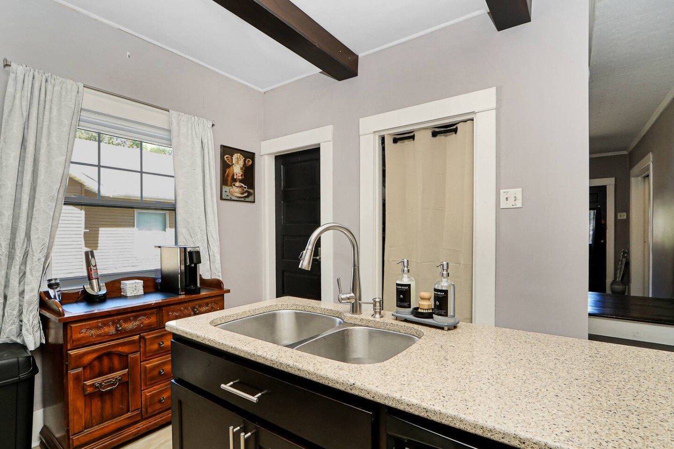 Unique & Cozy 3BD/2.5BA Home, Screened Porch, Loft