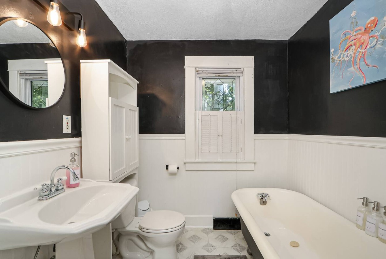 Unique & Cozy 3BD/2.5BA Home, Screened Porch, Loft