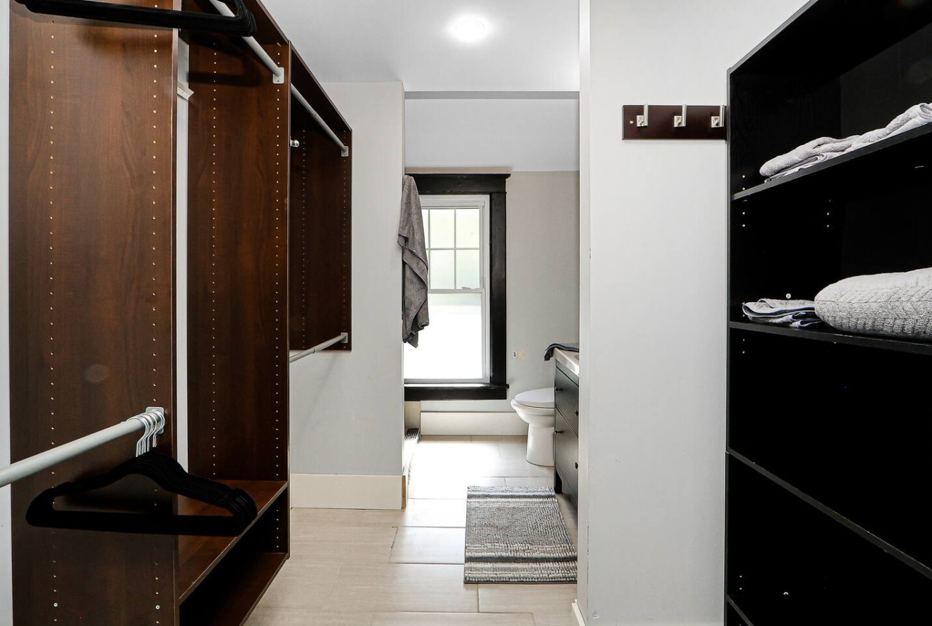 Unique & Cozy 3BD/2.5BA Home, Screened Porch, Loft