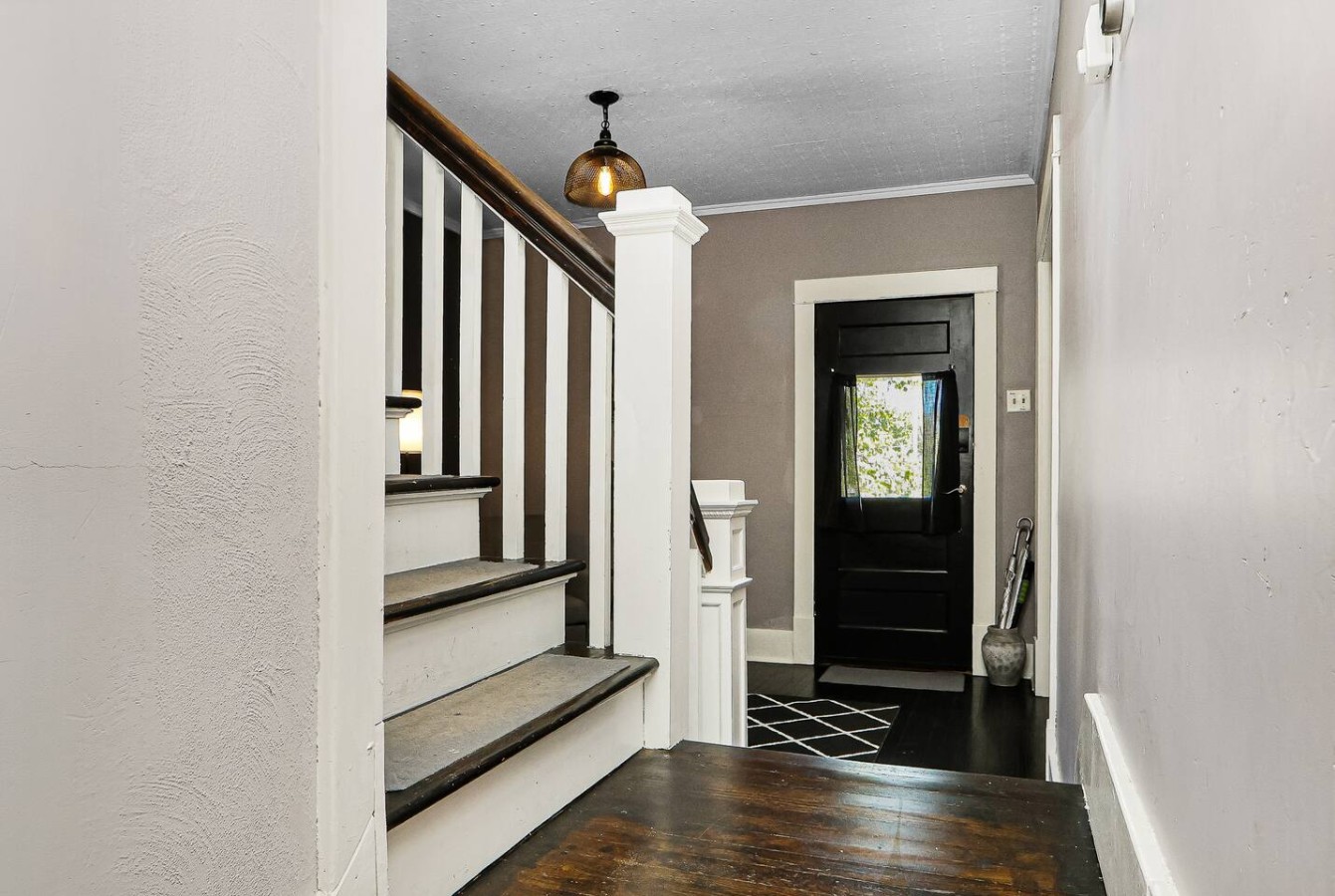 Unique & Cozy 3BD/2.5BA Home, Screened Porch, Loft