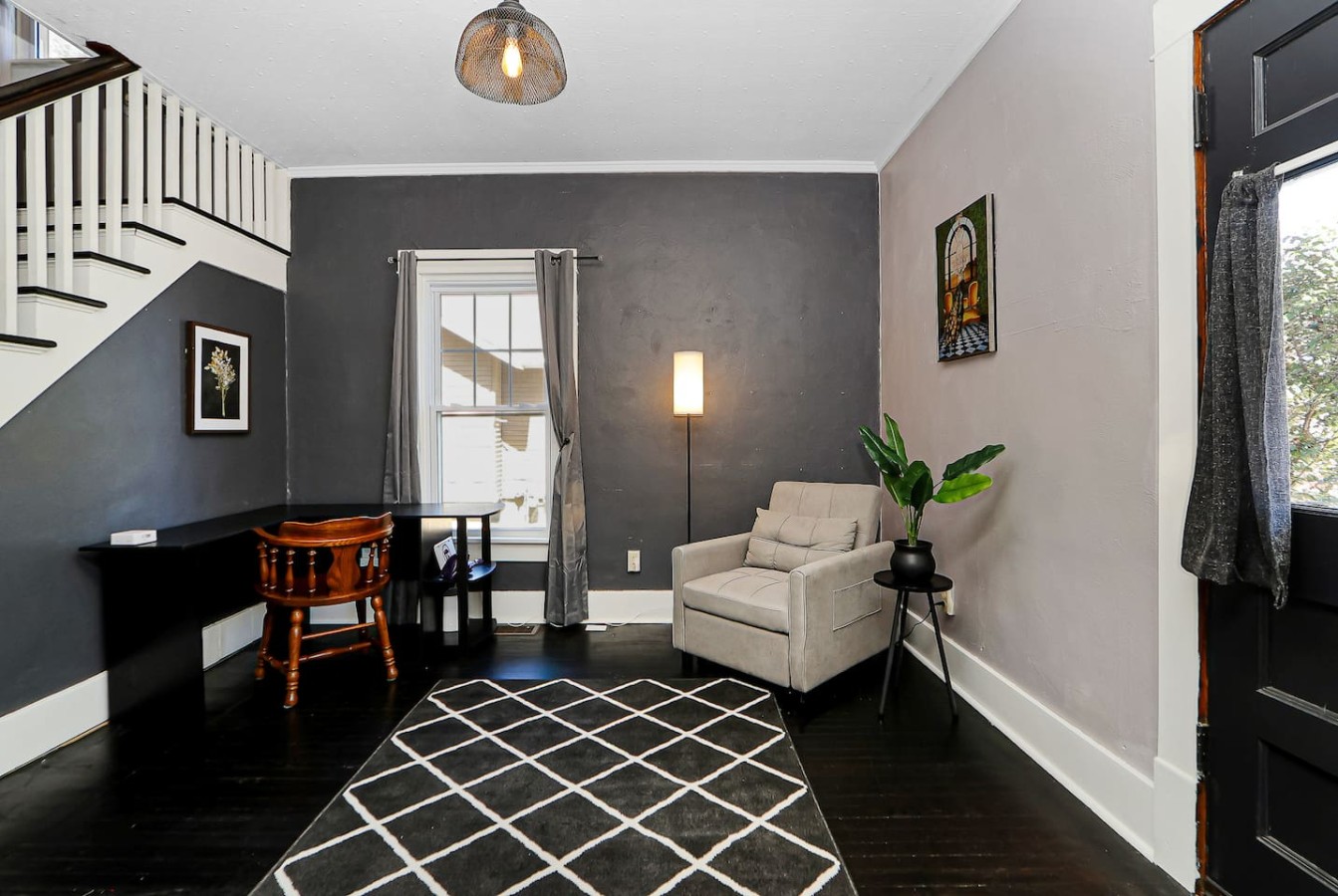 Unique & Cozy 3BD/2.5BA Home, Screened Porch, Loft