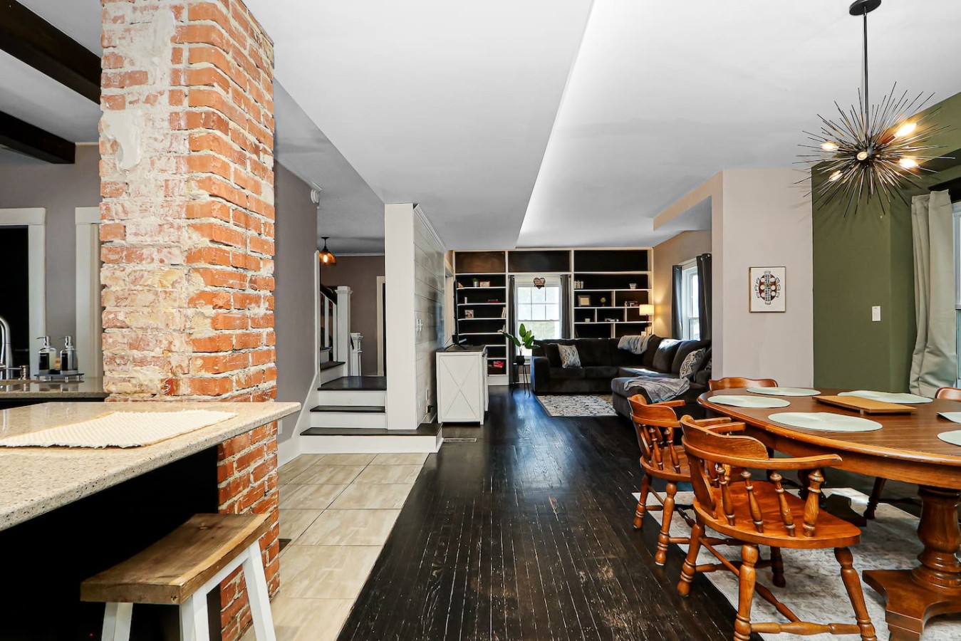 Unique & Cozy 3BD/2.5BA Home, Screened Porch, Loft
