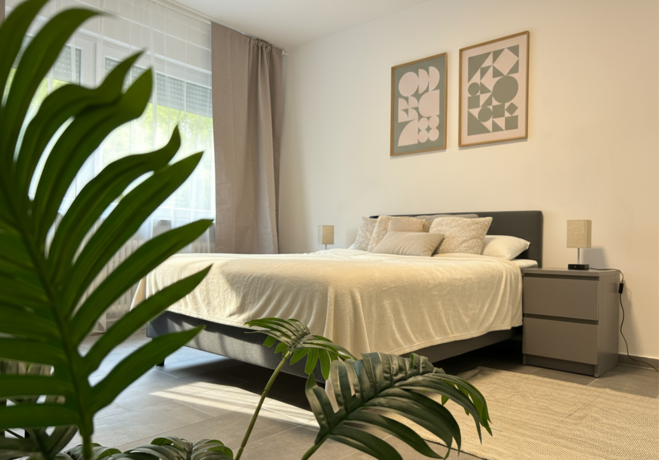 Spacious Apartment with Balcony – nearby Schlosspark – APOLONIAliving