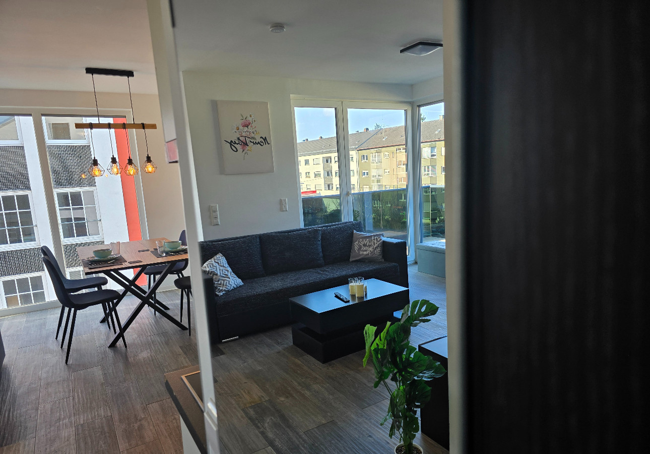 Free Parking & Balcony third floor flat - APOLONIAliving