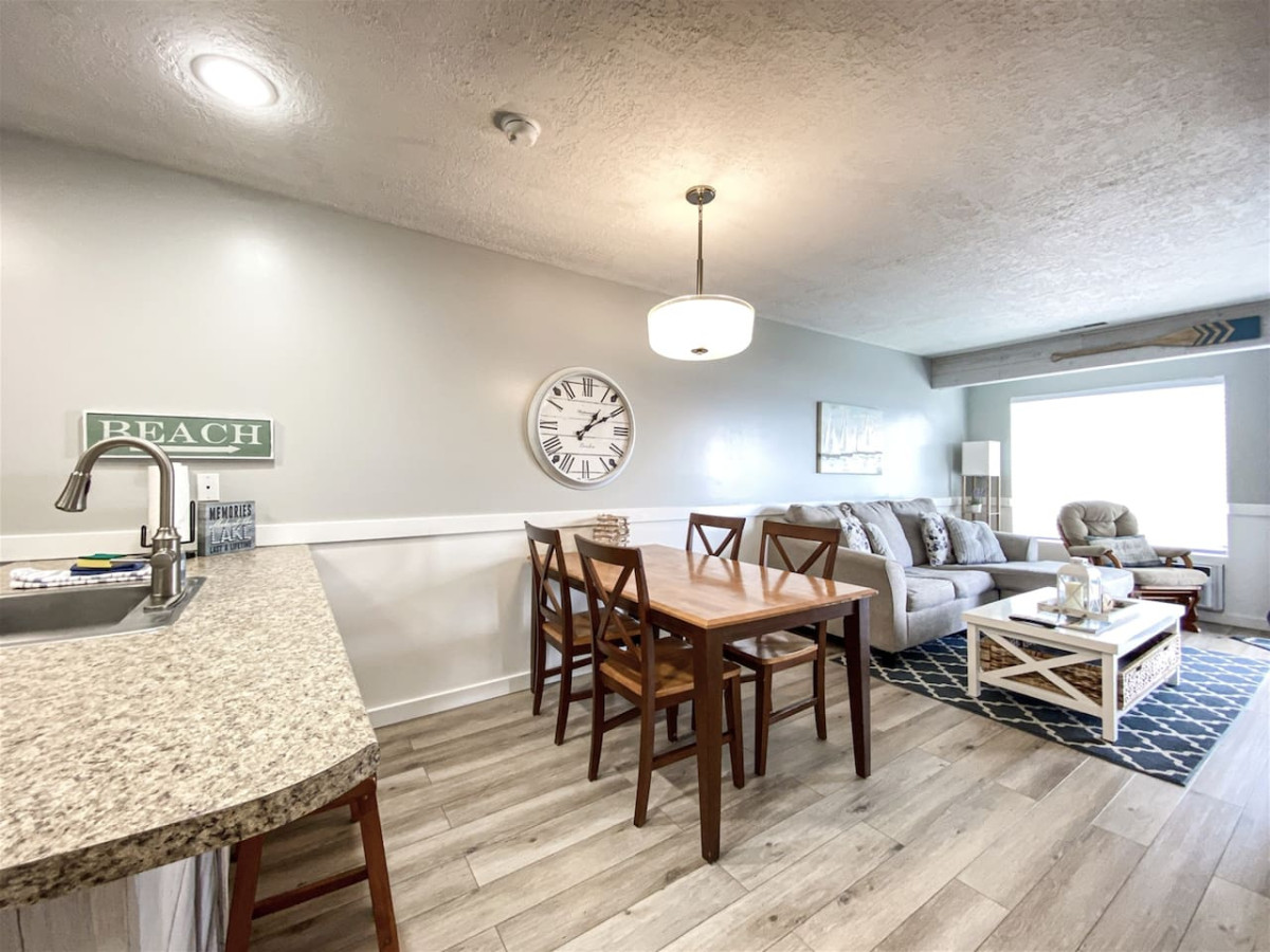 Inn Building Condo #203- Remodeled With Lake View! - Utah