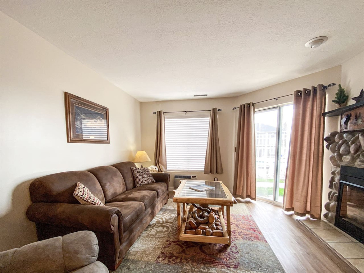 Inn Building Condo#113 - Ground Level, Pool Side - Utah
