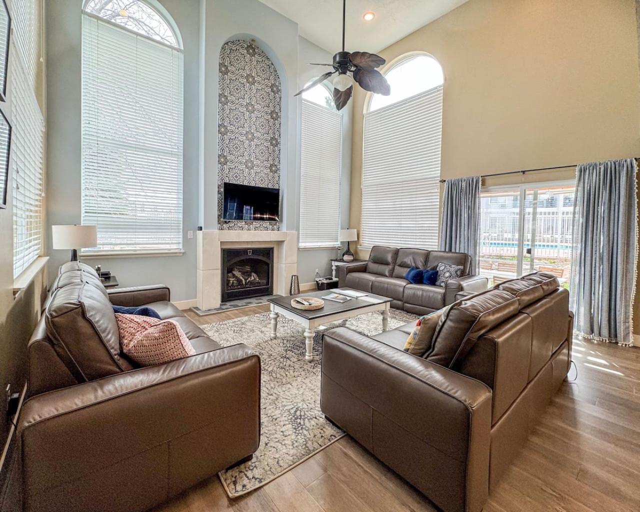 Heated Pool And Spacious Living Areas - Stunning Townhome Retreat - Utah