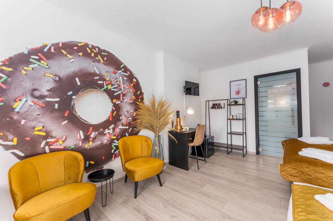 Giant Donut Family Room - Photo 19