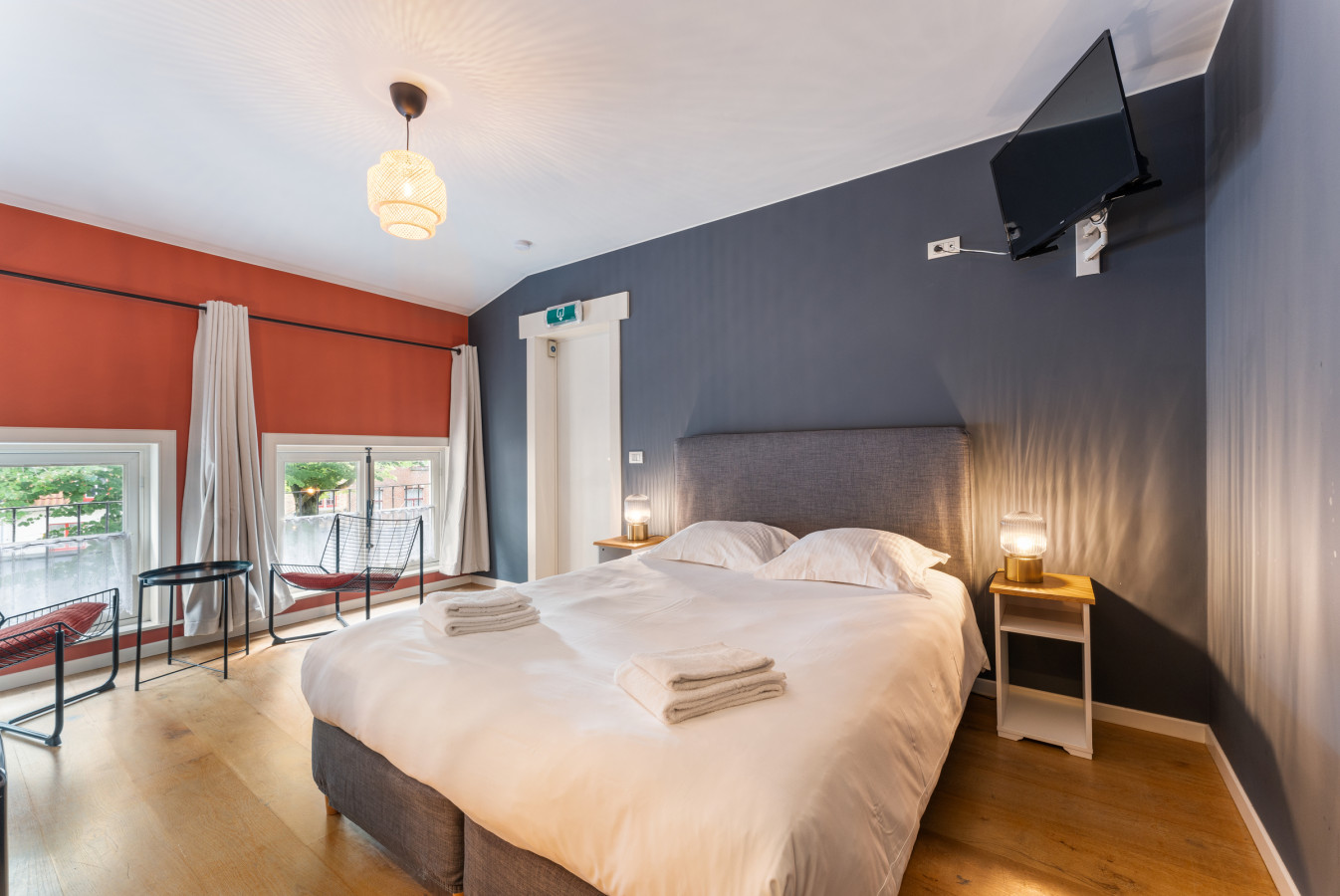 Romantic room in 18th century old house — The Lake Suites Bruges