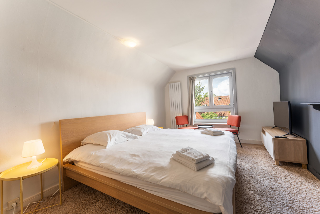 Cosy room on a historic square — The Lake Suites Bruges