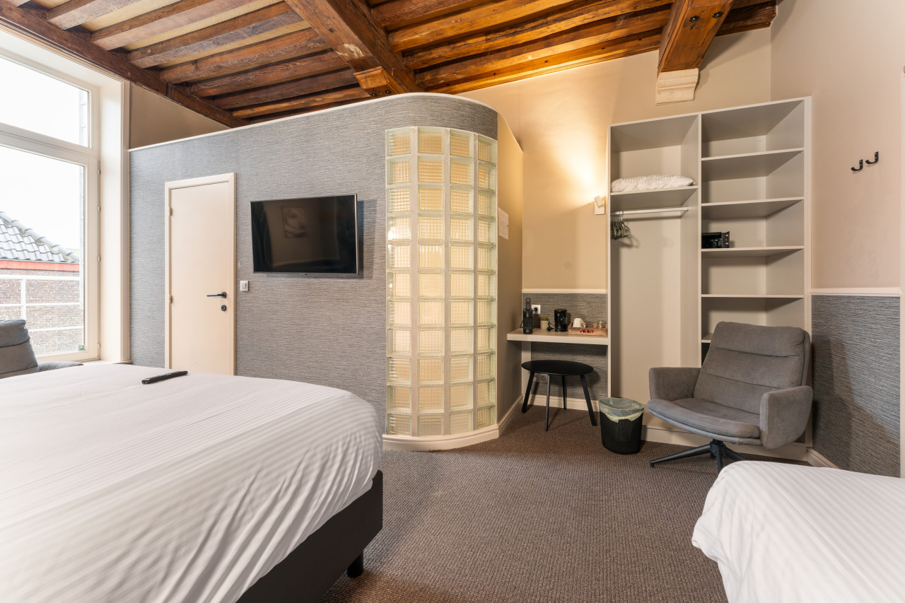 Cozy Historical Triple Room in Bruges Center - Photo 3