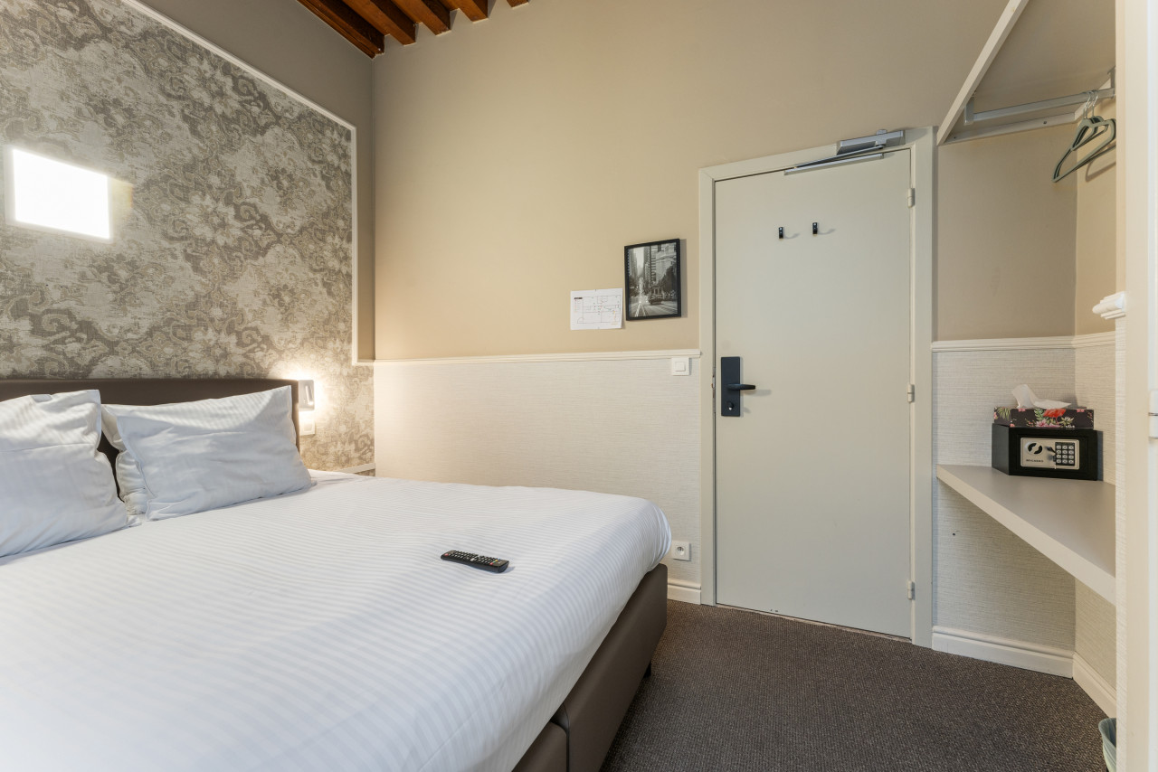 Historic Double Room in Bruges Center - Photo 3