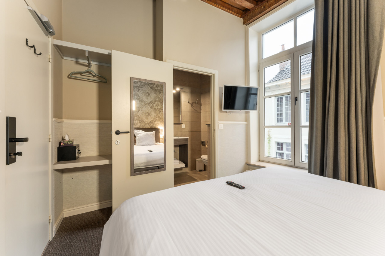 Historic Double Room in Bruges Center - Photo 2