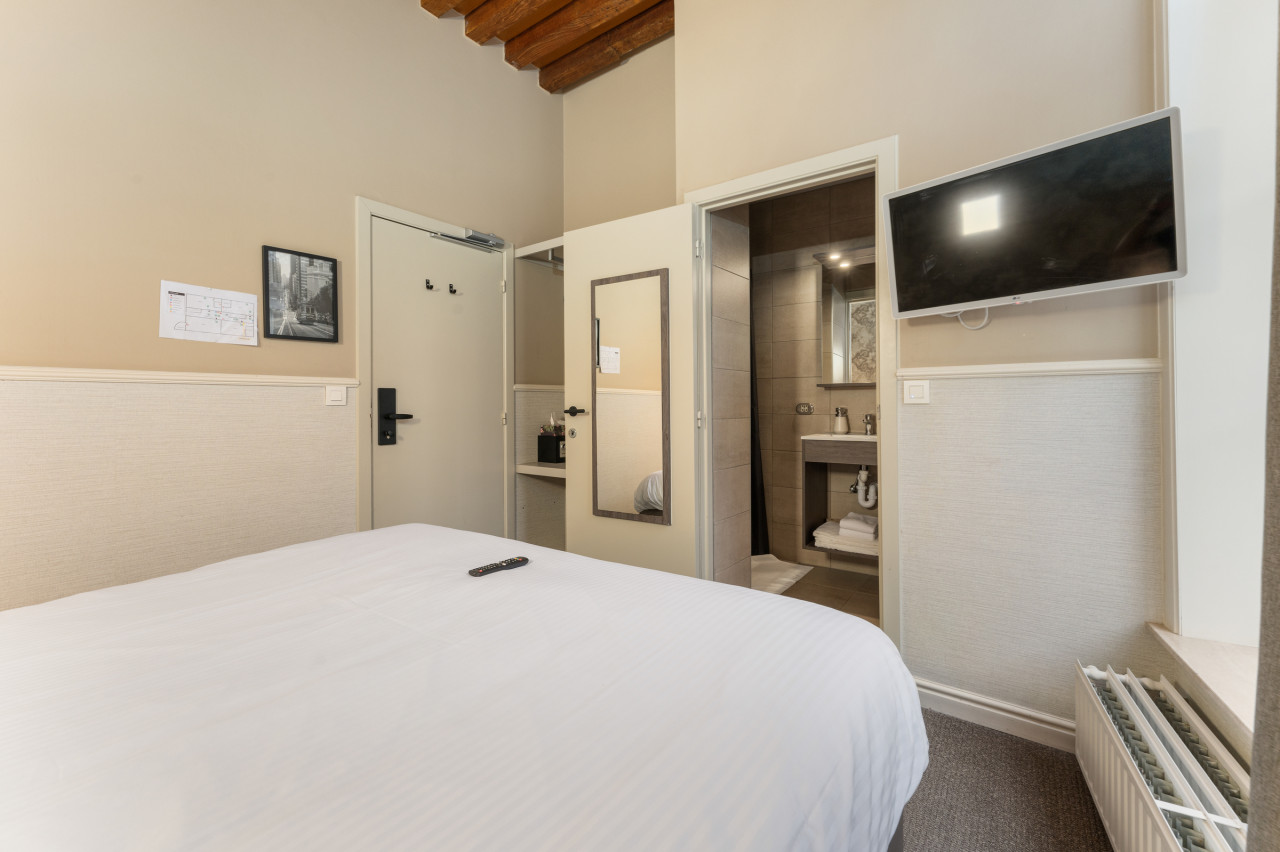 Historic Double Room in Bruges Center - Photo 4