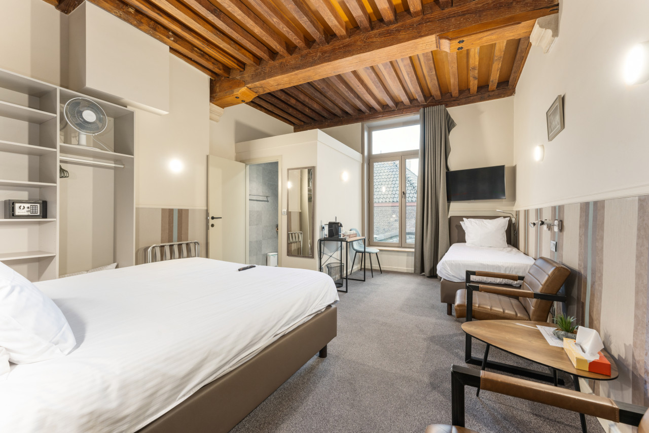 Spacious Triple Room in Historic Bruges - Hotel Karel de Stoute Bruges - Photo 1