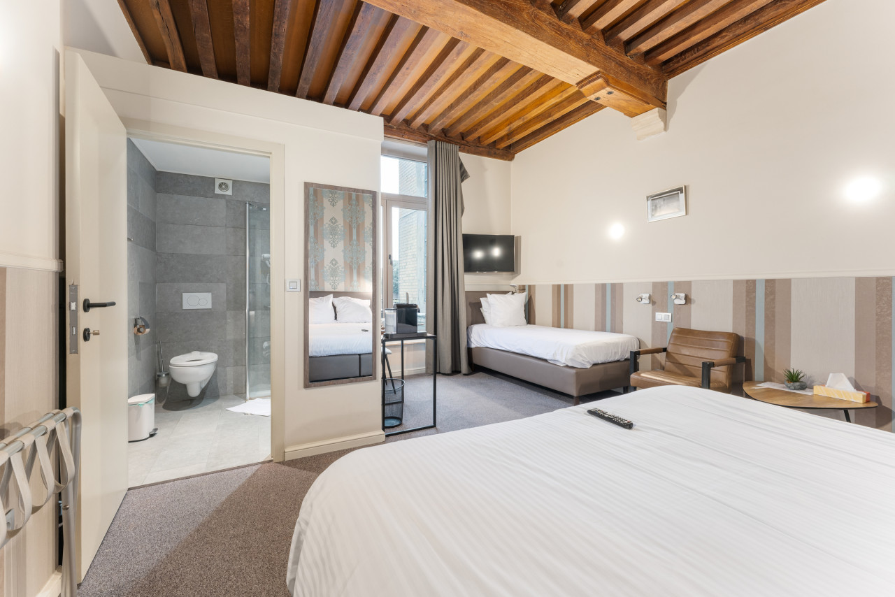 Spacious Triple Room in Historic Bruges - Photo 2
