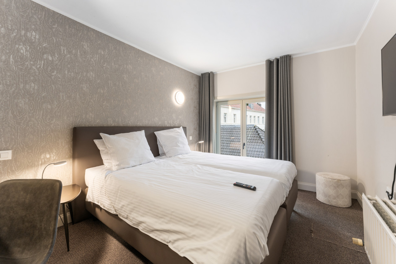 Elegant Twin Room in Bruges’ Heart - Hotel Karel de Stoute Bruges - Photo 1