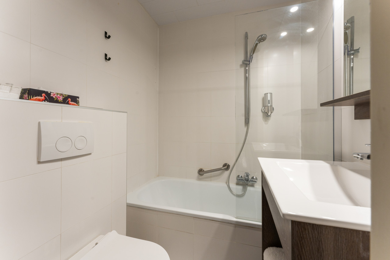 Elegant Twin Room in Bruges’ Heart - Photo 2