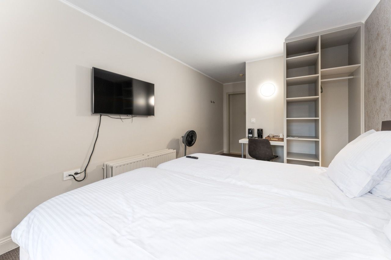 Elegant Twin Room in Bruges’ Heart - Photo 3