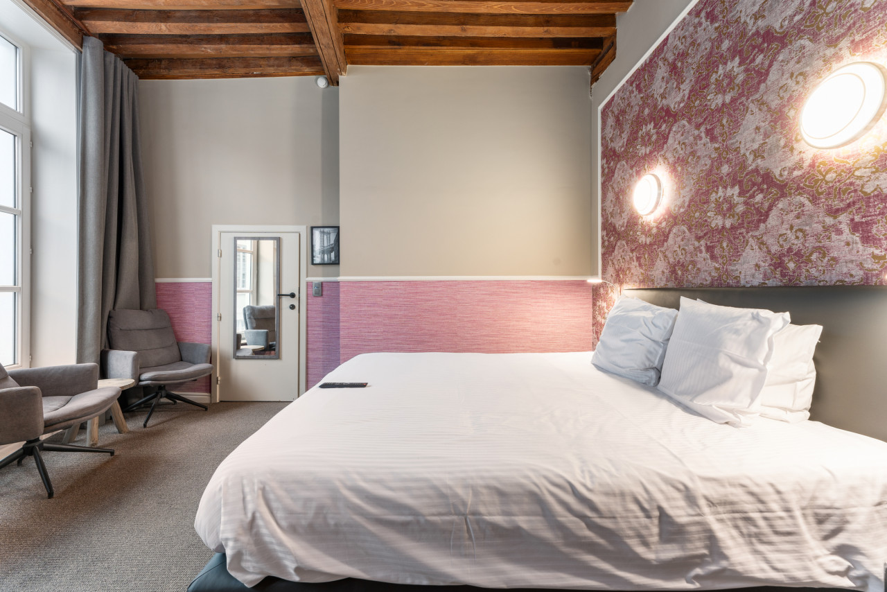 Stylish Double Room in Historic Bruges Hotel - Photo 4