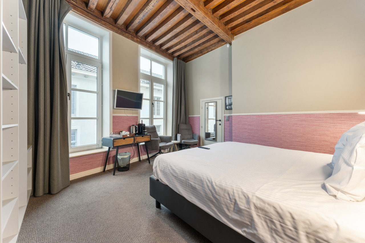 Stylish Double Room in Historic Bruges Hotel - Photo 2