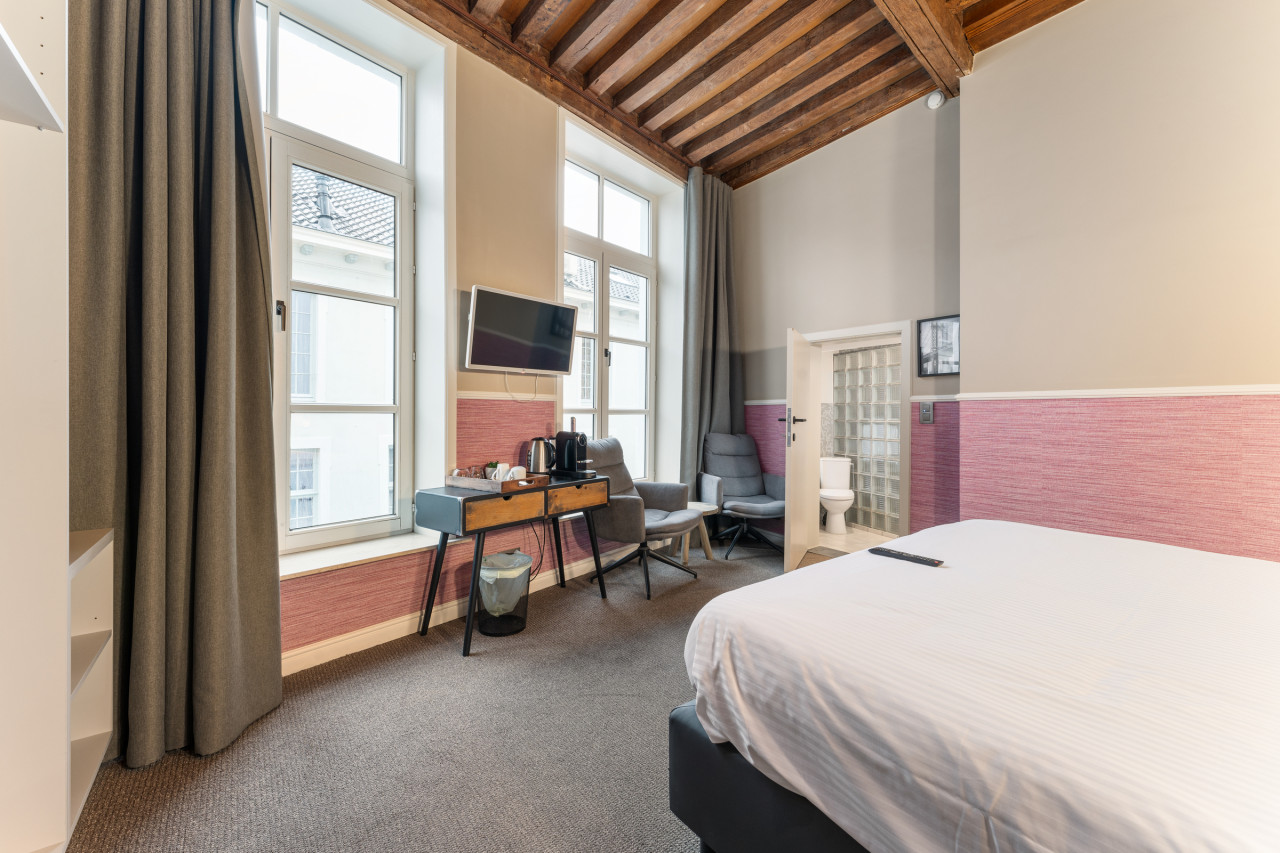 Stylish Double Room in Historic Bruges Hotel - Photo 3