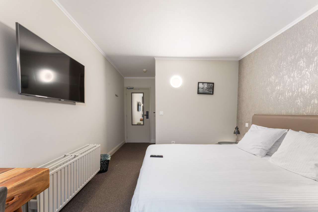 Charming Double Room in Historic Hotel - Photo 5