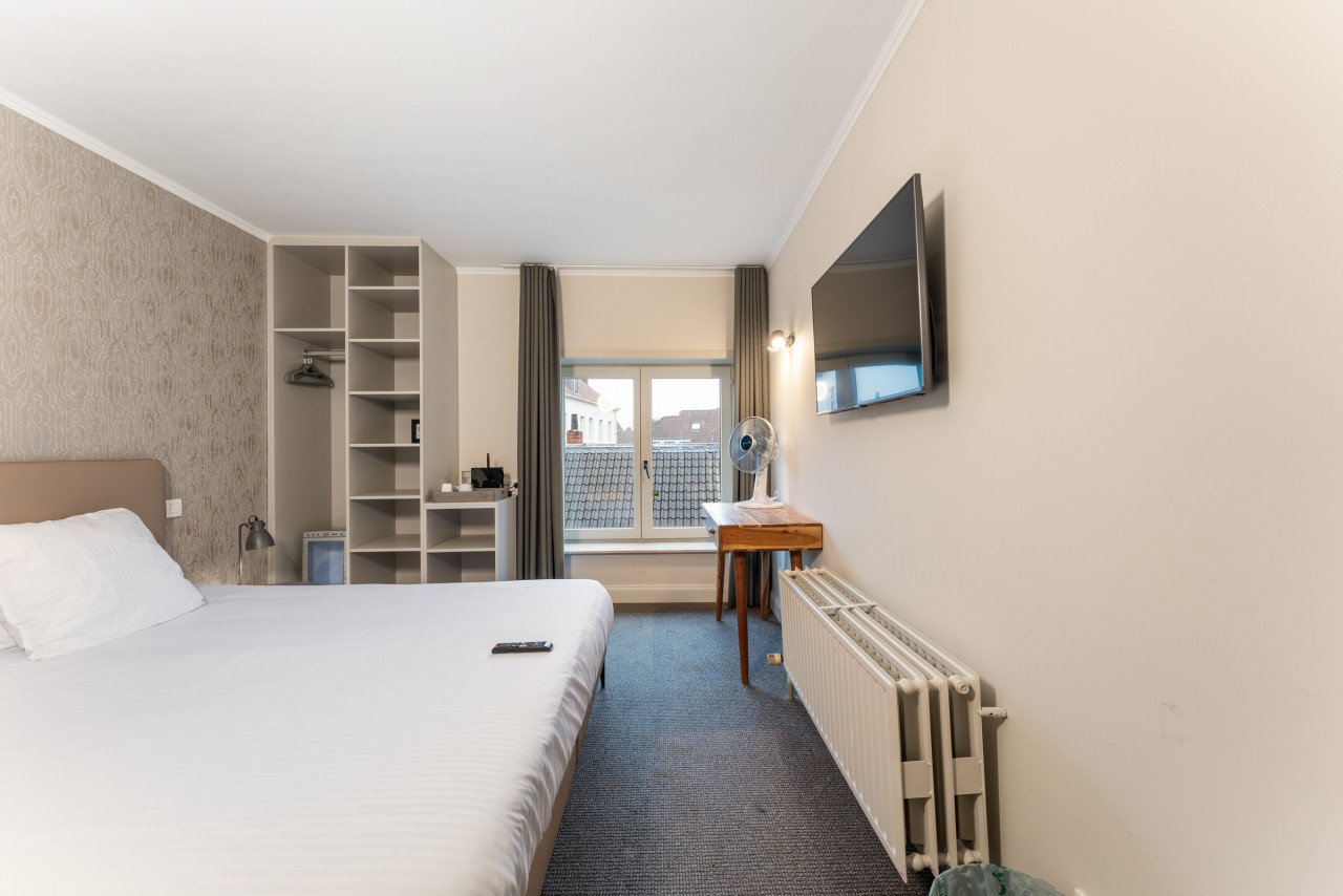 Charming Double Room in Historic Hotel - Photo 2