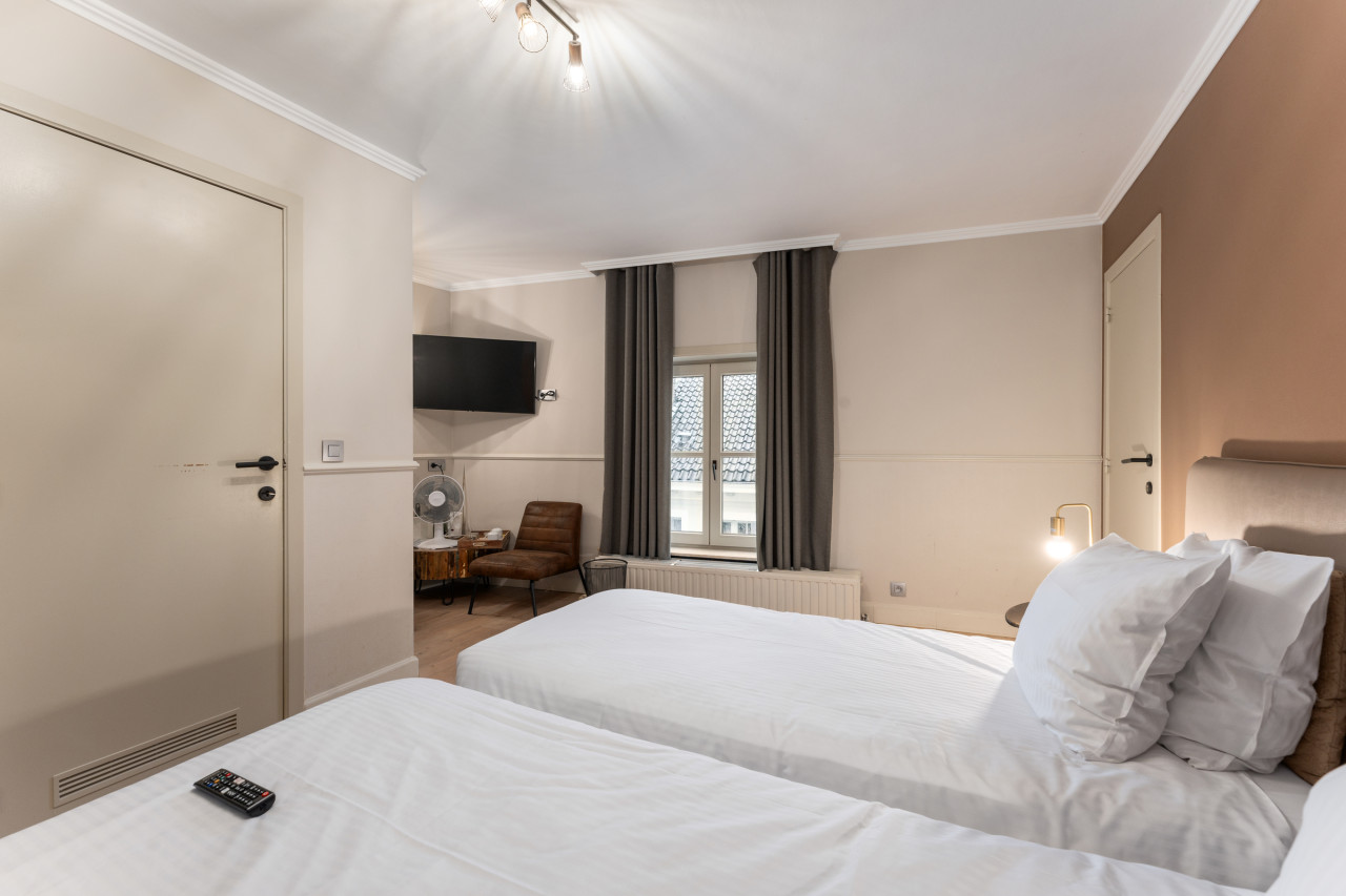 Quiet Twin Room in Historic Bruges - Photo 3