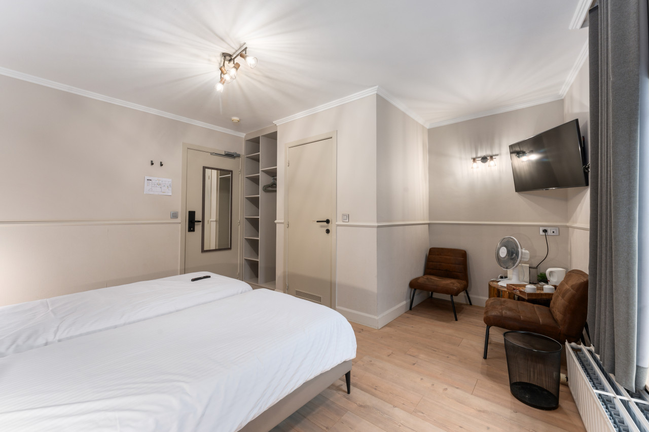 Quiet Twin Room in Historic Bruges - Photo 5