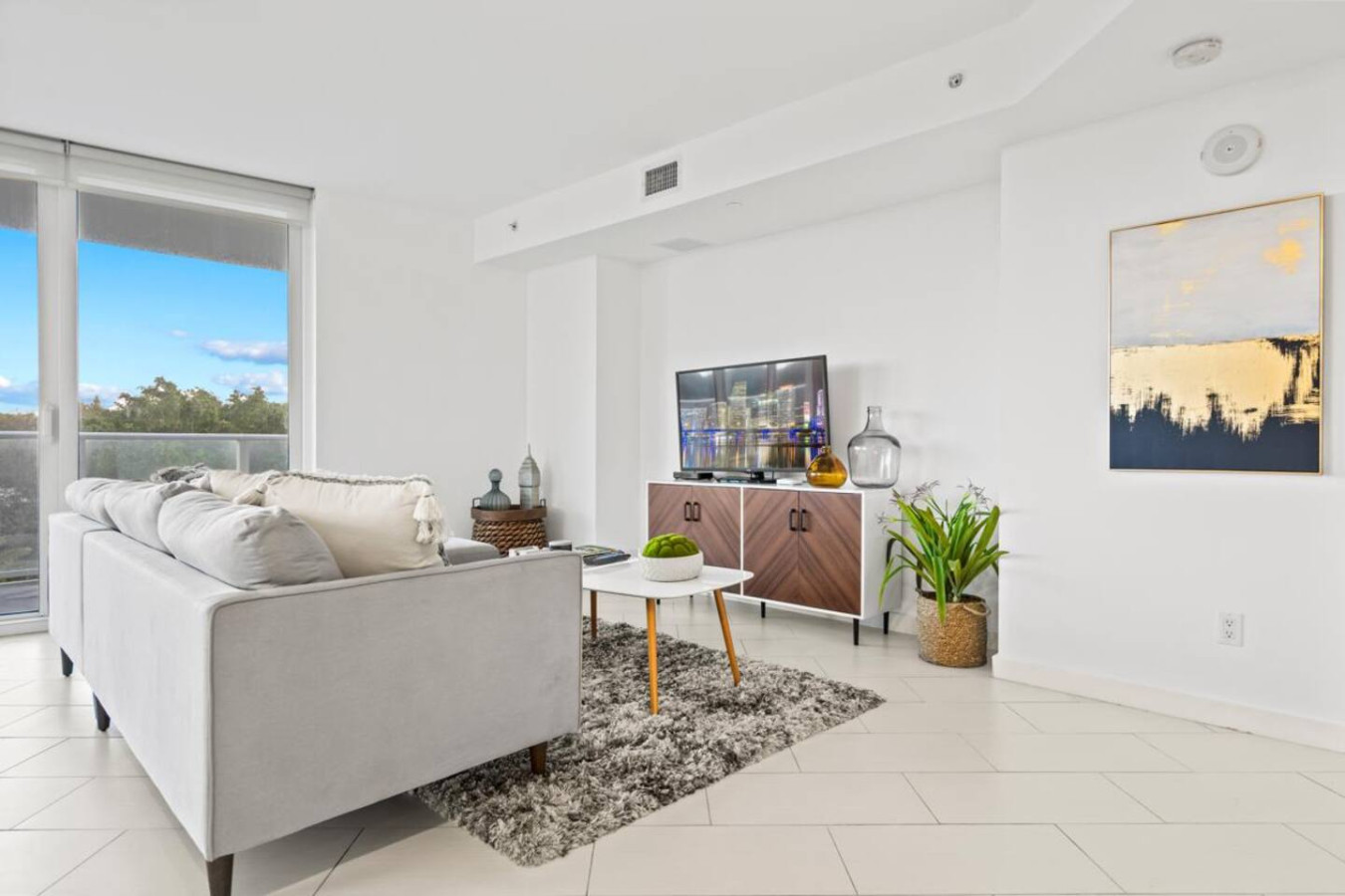 Modern 2BR Apartment w Balcony