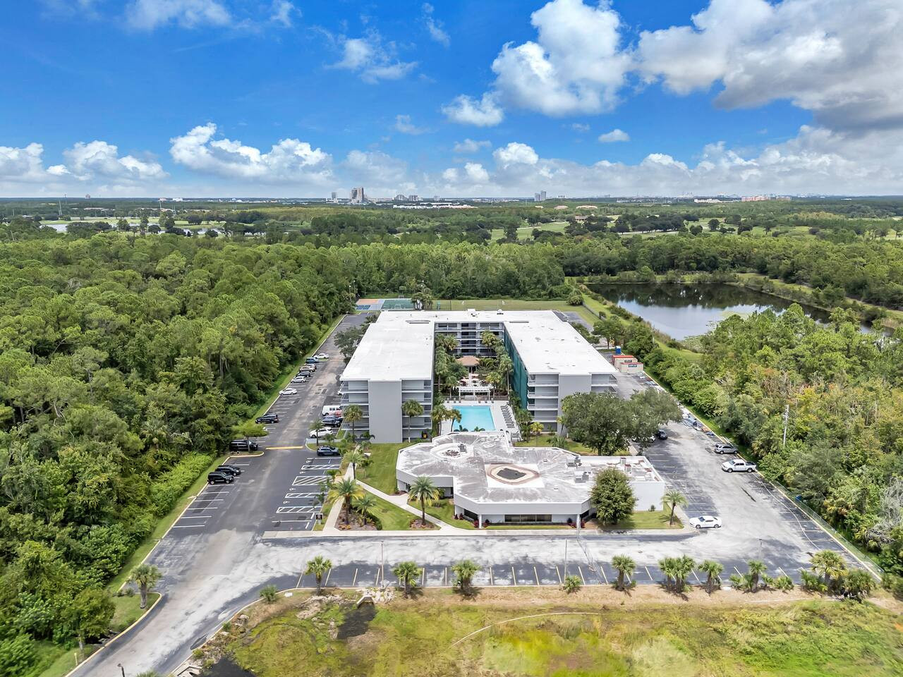 Bright Apt 7 Mins to Disney + Free Parking & Pool
