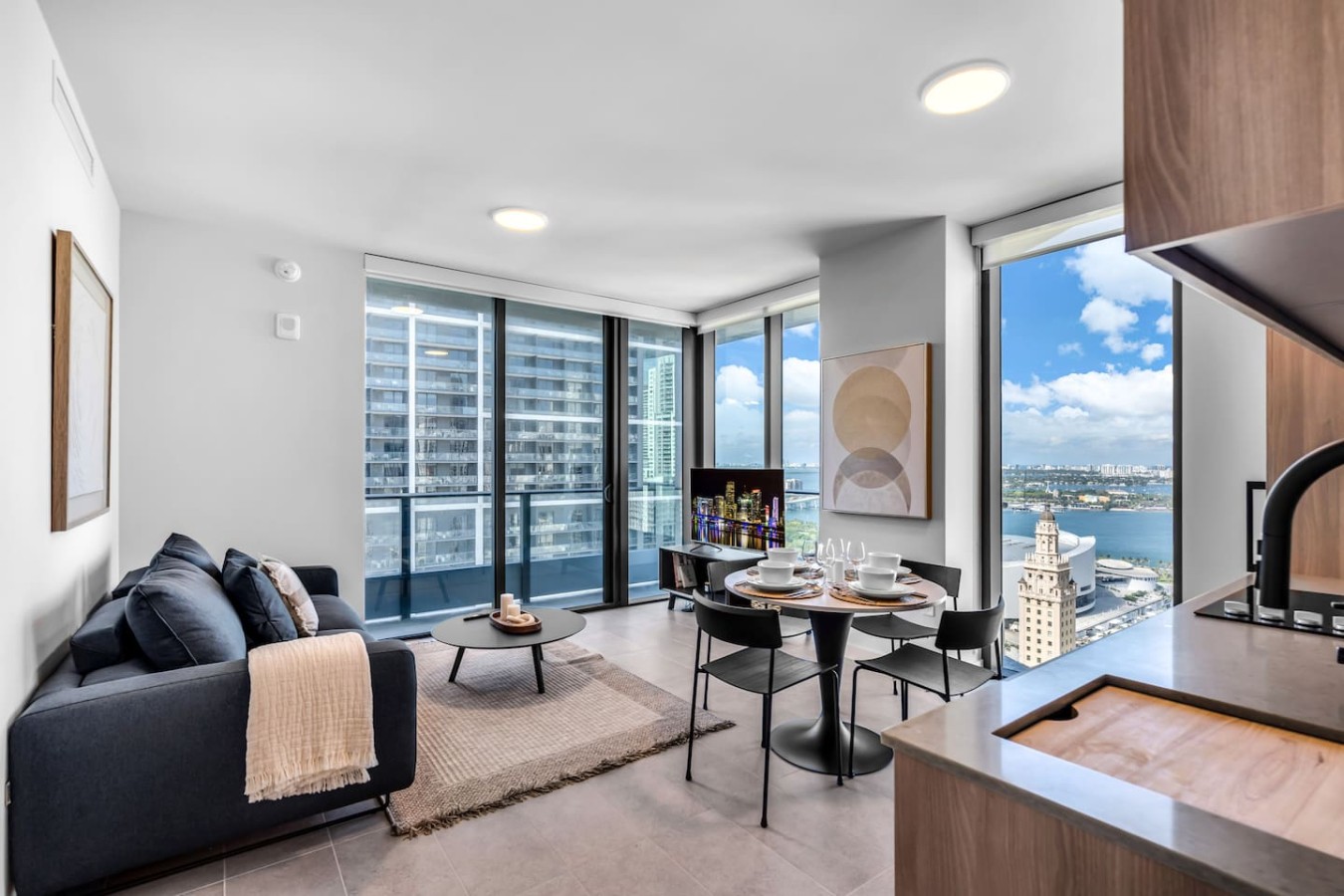Stunning Skyline & Bay View Luxury Apartment