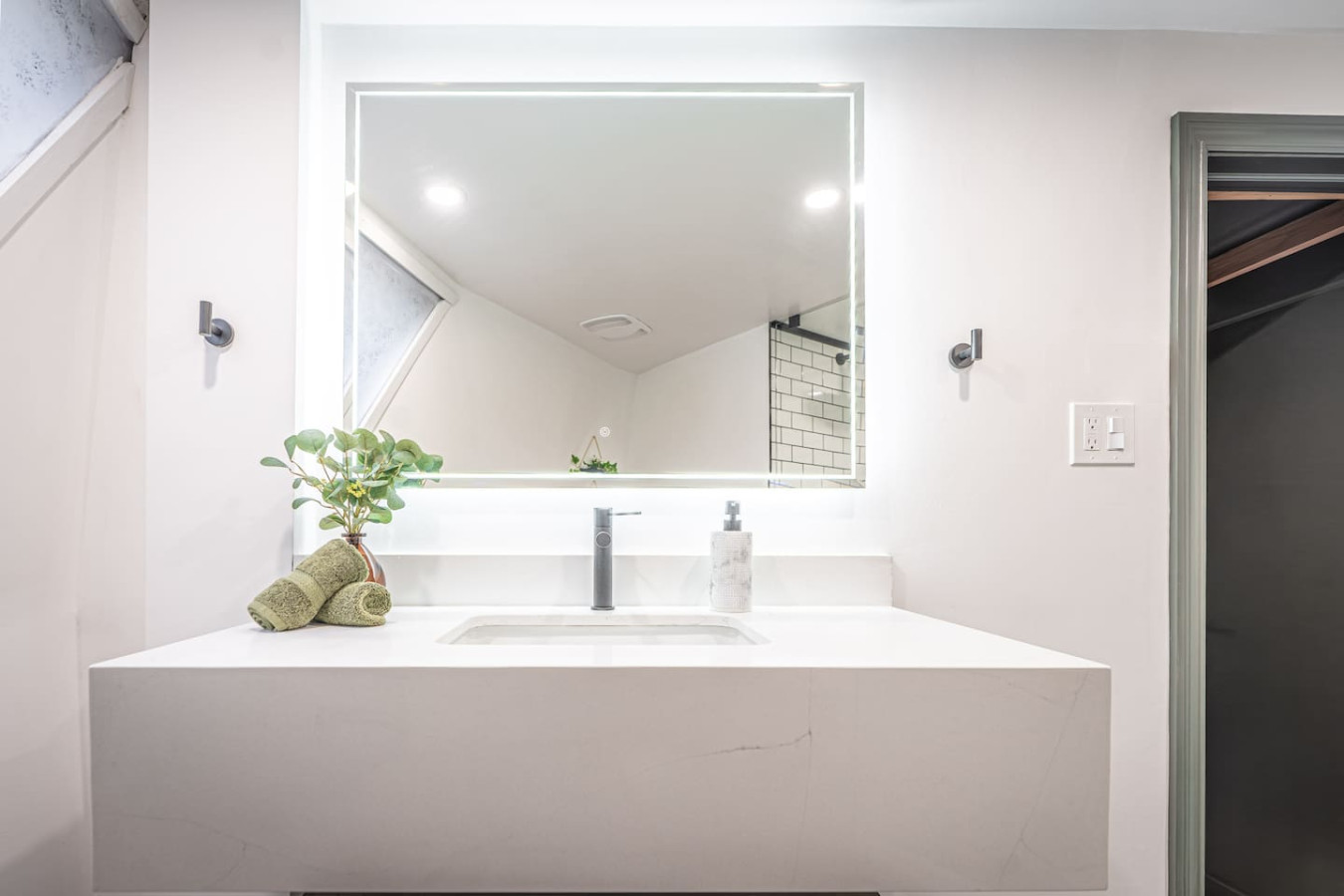 Unique Muskoka Retreat w/ Hot Tub on 10 Acres