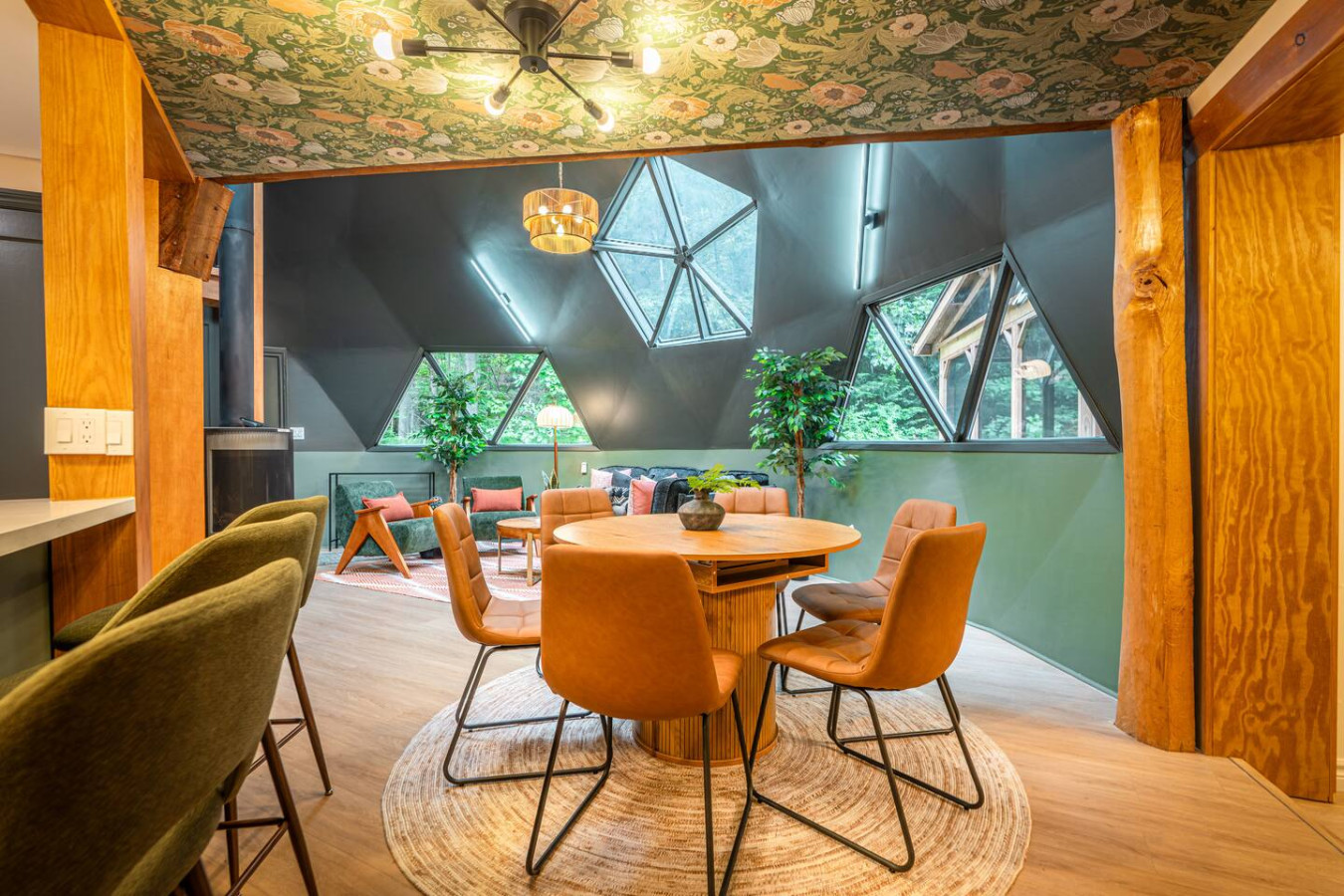 Unique Muskoka Retreat w/ Hot Tub on 10 Acres