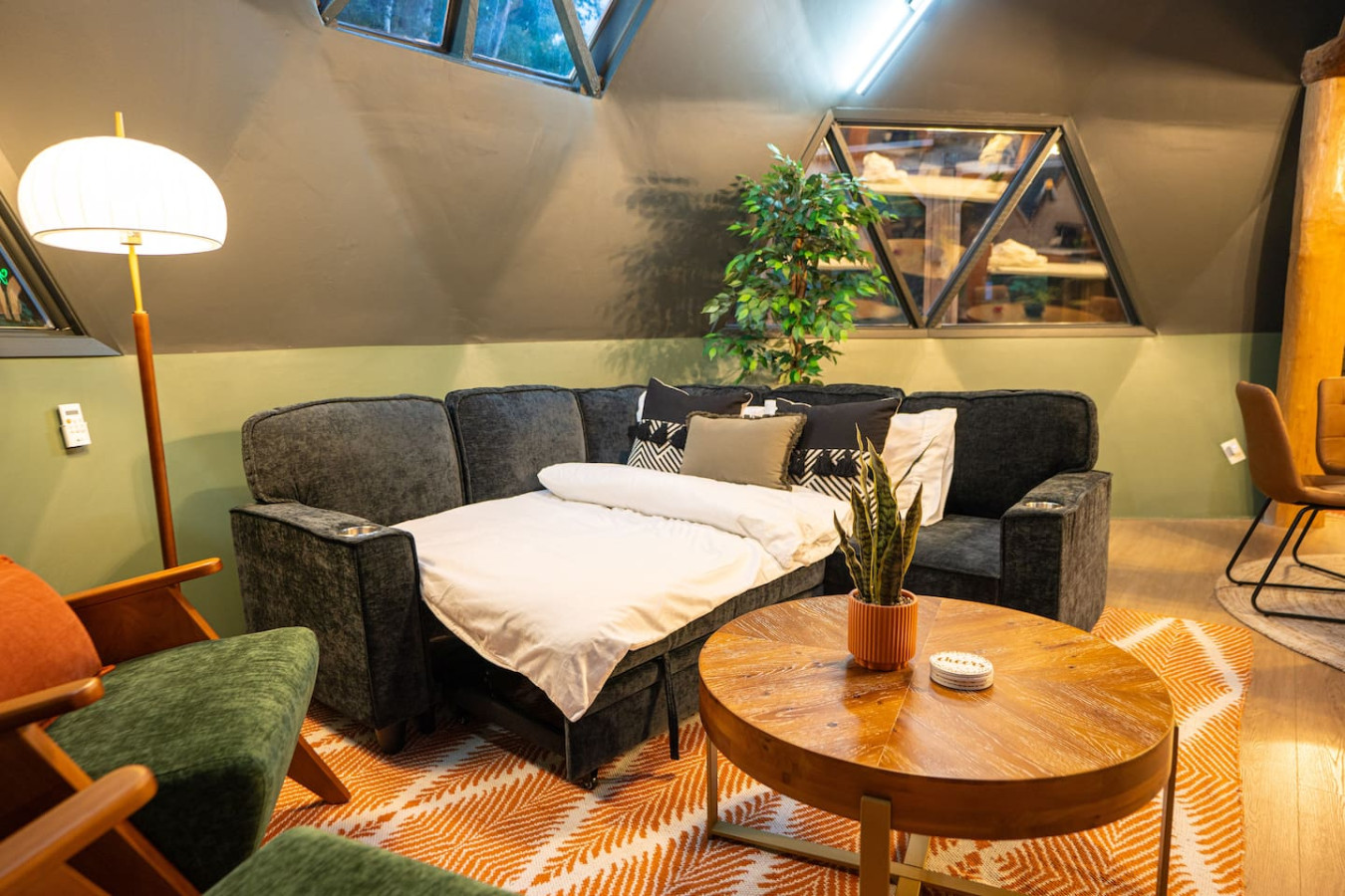 Unique Muskoka Retreat w/ Hot Tub on 10 Acres