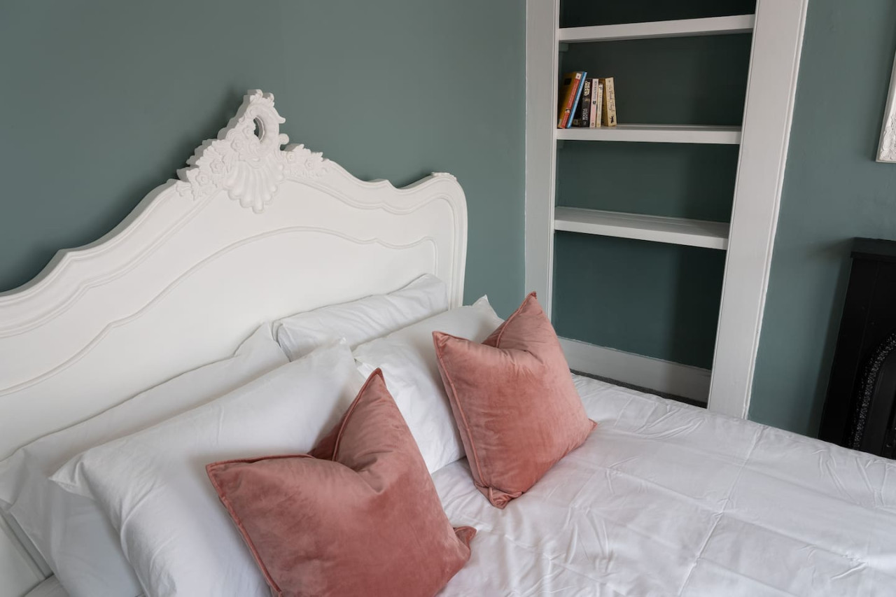 Margate | Cosy Cottage | 5 mins Old Town & Beach | Decked Garden in Blue Shells Cottage, 27 Brockley Road - Property image 47 - VivreStays