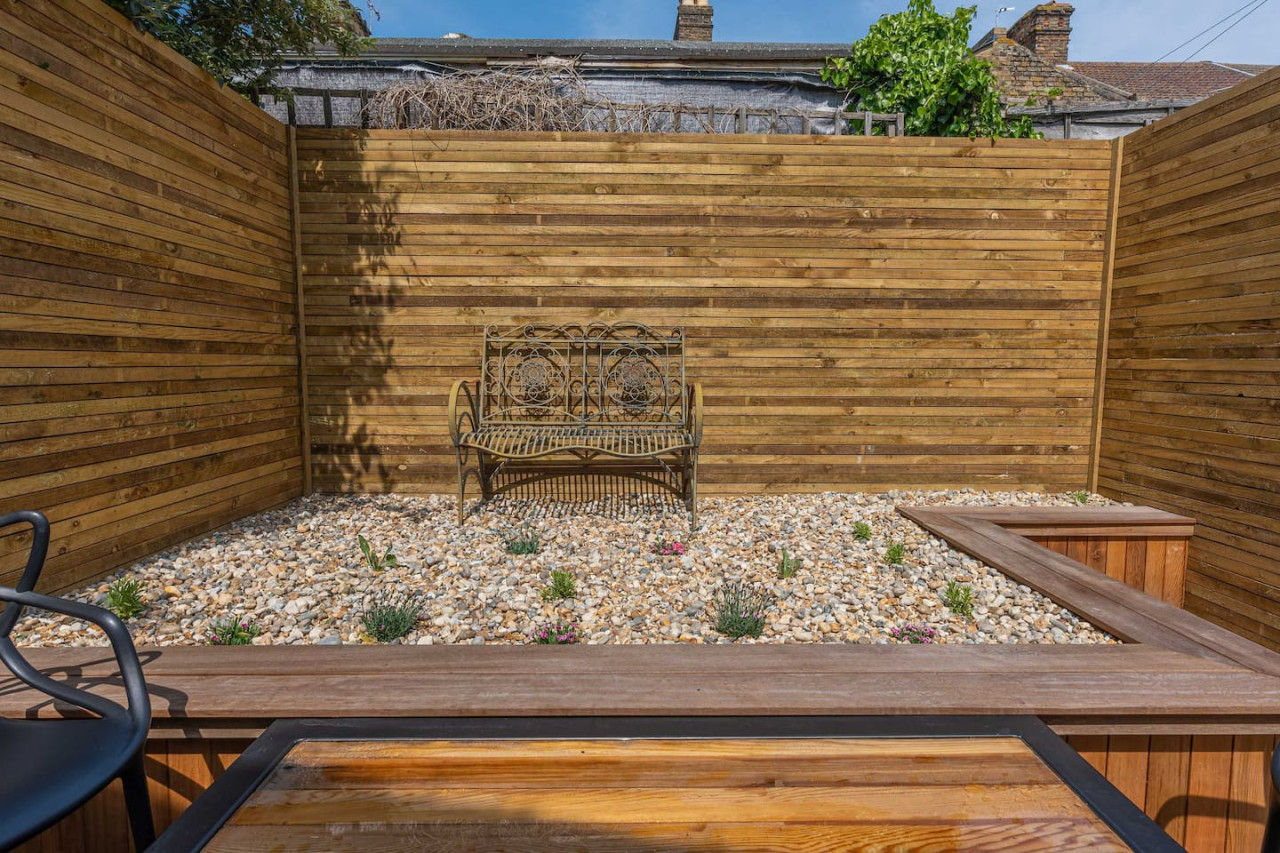 Margate | Cosy Cottage | 5 mins Old Town & Beach | Decked Garden in Blue Shells Cottage, 27 Brockley Road - Property image 19 - VivreStays