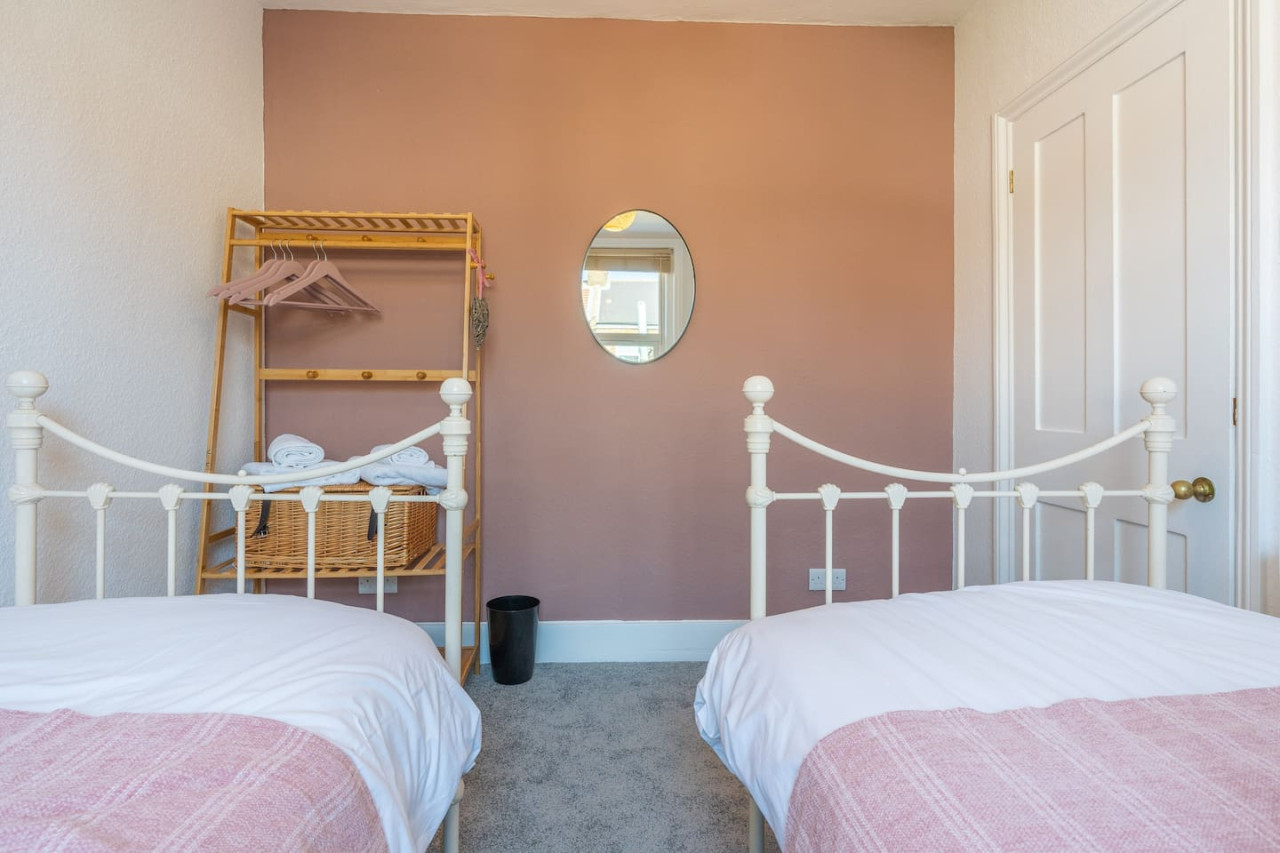 Margate | Cosy Cottage | 5 mins Old Town & Beach | Decked Garden in Blue Shells Cottage, 27 Brockley Road - Property image 25 - VivreStays