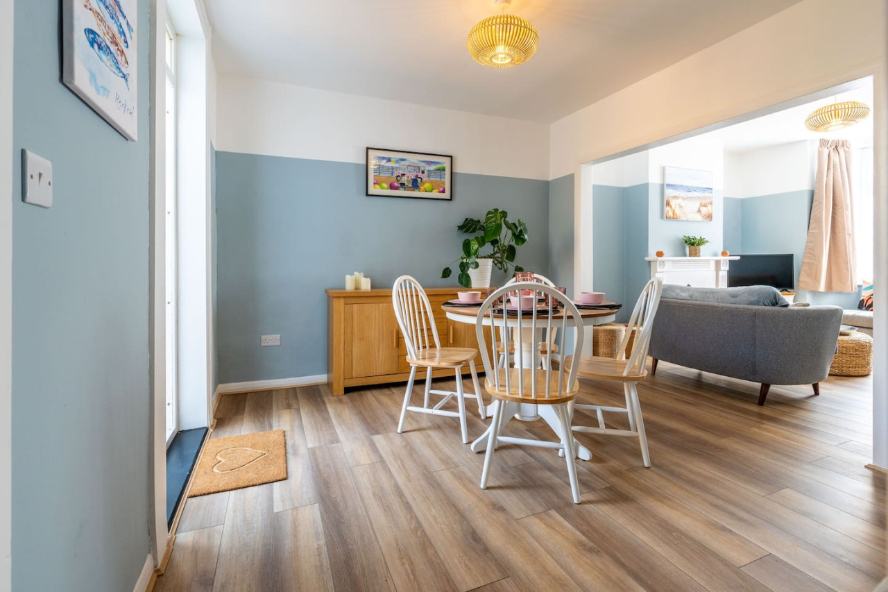 Margate | Cosy Cottage | 5 mins Old Town & Beach | Decked Garden in Blue Shells Cottage, 27 Brockley Road - Property image 14 - VivreStays