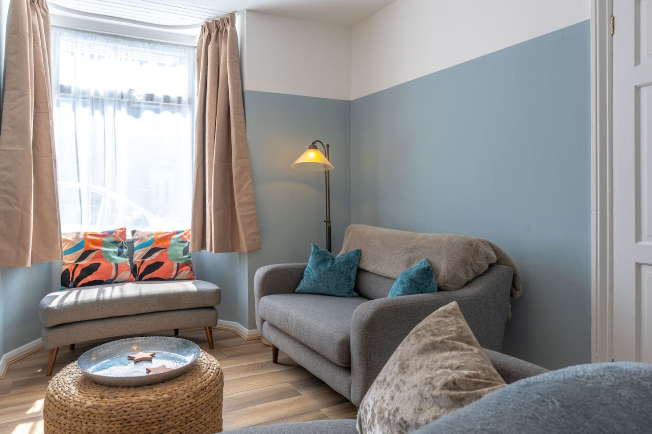 Margate | Cosy Cottage | 5 mins Old Town & Beach | Decked Garden in Blue Shells Cottage, 27 Brockley Road - Property image 12 - VivreStays